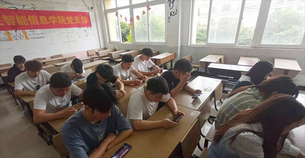智能信息学院组织学生会观看“同上新中国史思政大课”