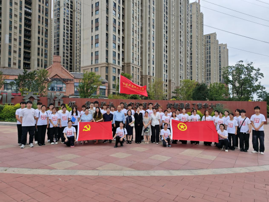 我校隆重举行“青春为中国式现代化挺膺担当”主题青春思政课暨新团员入团仪式
